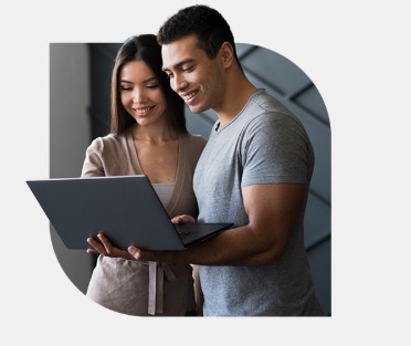 Personas usando laptop